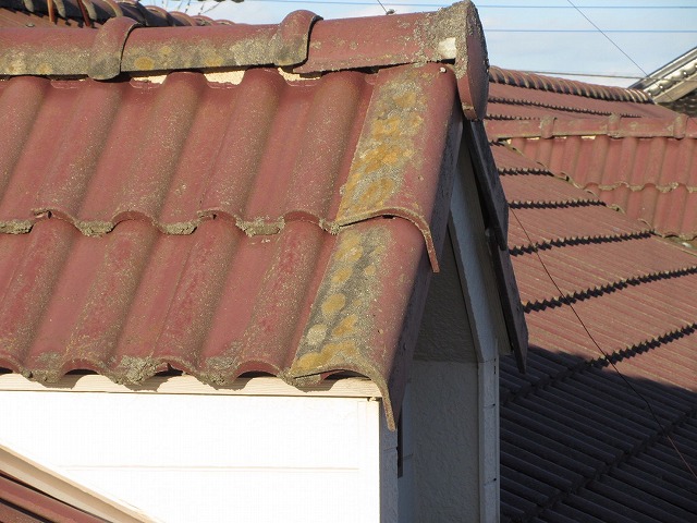 棟部分が浮いている写真